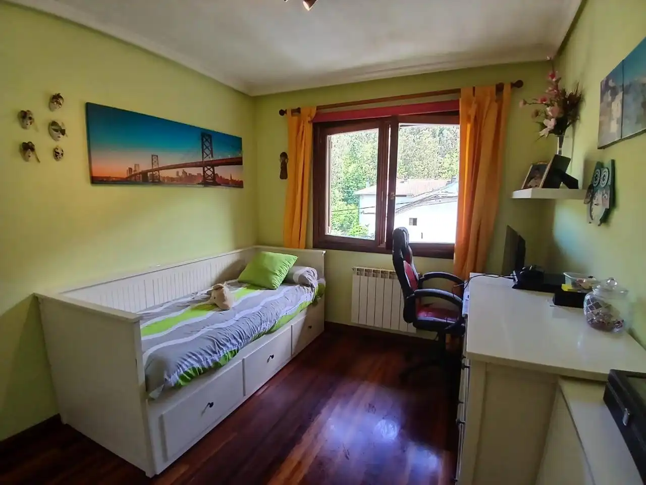 Schlafzimmer von Einfamilien-Reihenhaus zum Verkauf in Castro-Urdiales mit Heizung, Privatgarten und Terrasse