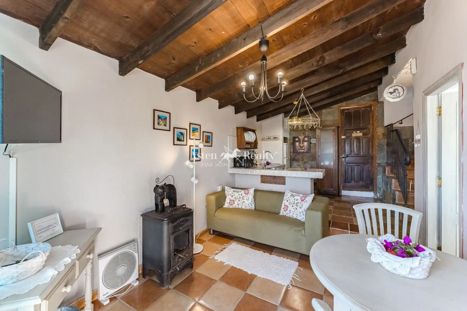 Sala d'estar de Casa adosada en venda en San Miguel de Abona amb Jardí privat, Terrassa i Moblat