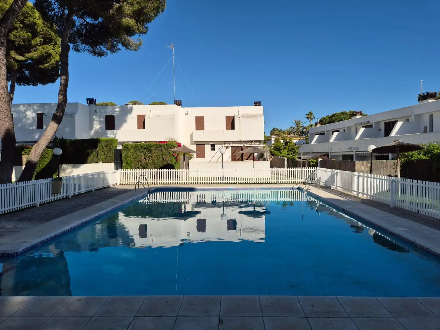 Piscina de Casa adosada en venda en El Puerto de Santa María amb Aire condicionat, Terrassa i Piscina comunitària