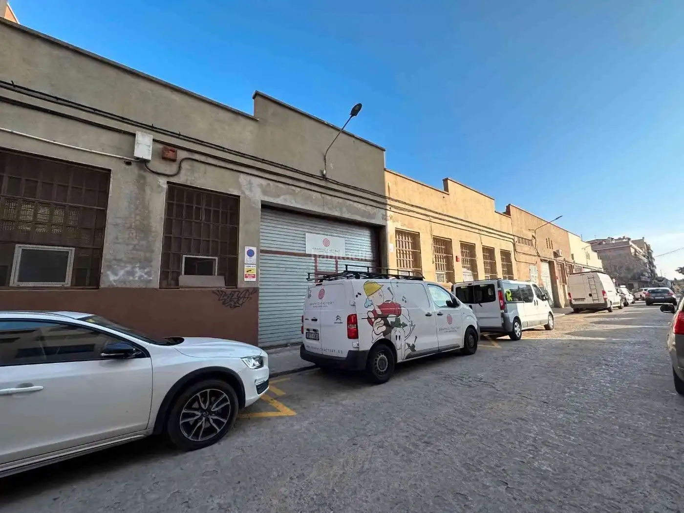 Außenansicht von Fabrikhallen zur Miete in Mataró