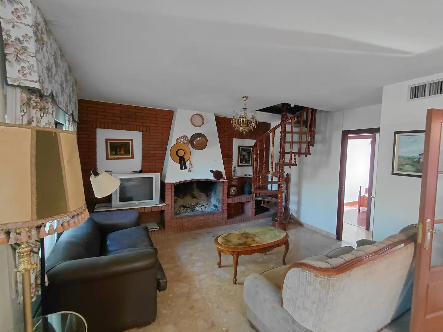 Sala de estar de Casa o chalet en venta en Oleiros con Aire acondicionado, Calefacción y Jardín privado