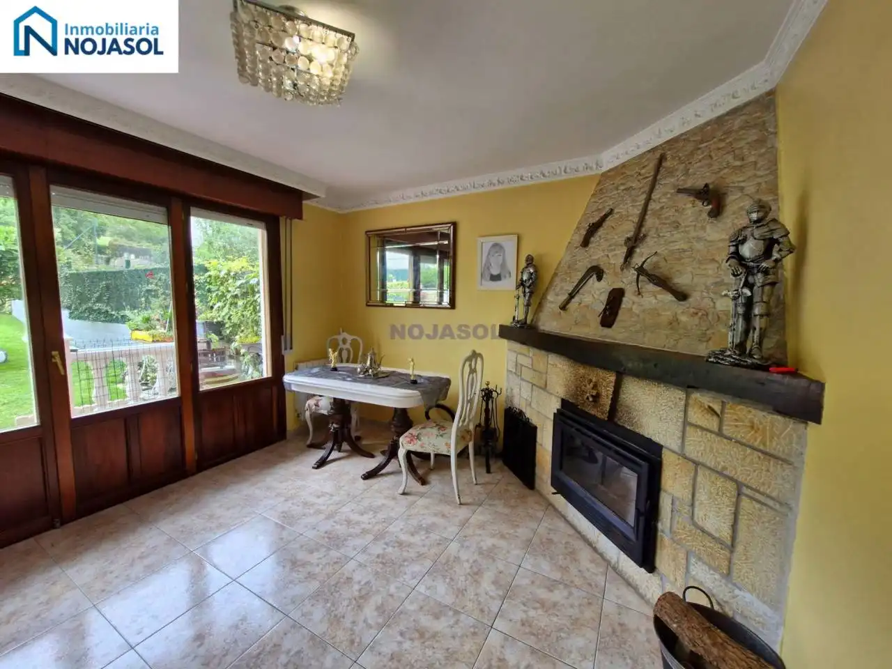Sala d'estar de Casa adosada en venda en Meruelo amb Calefacció, Jardí privat i Terrassa
