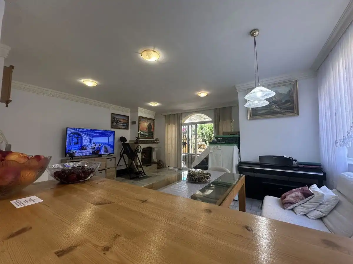 Sala d'estar de Casa o xalet en venda en Mijas amb Aire condicionat, Jardí privat i Terrassa