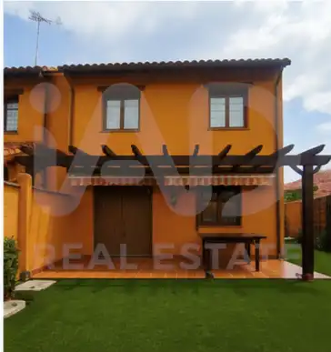 Jardí de Casa adosada en venda en Valverde de la Virgen amb Calefacció