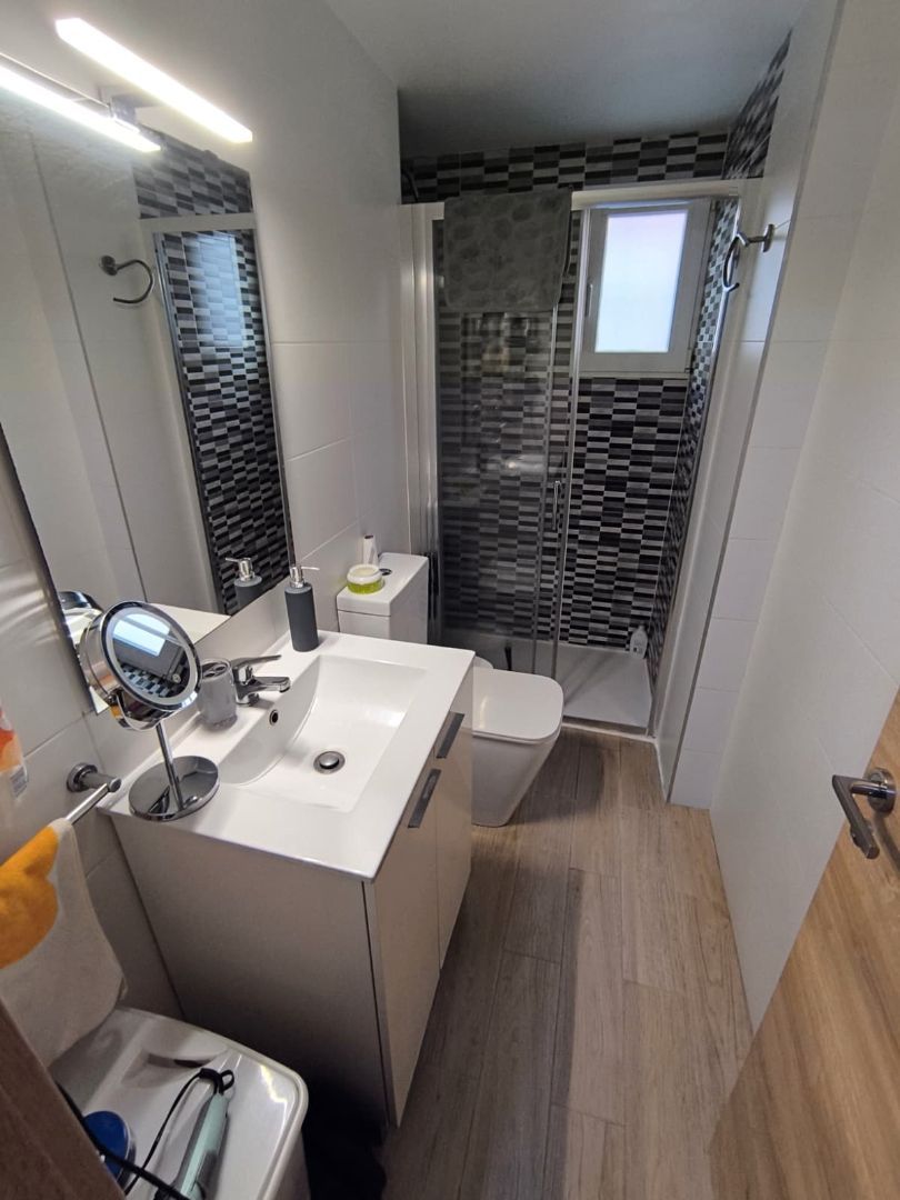 Bany de Pis en venda en  Valencia Capital amb Aire condicionat, Moblat i Forn