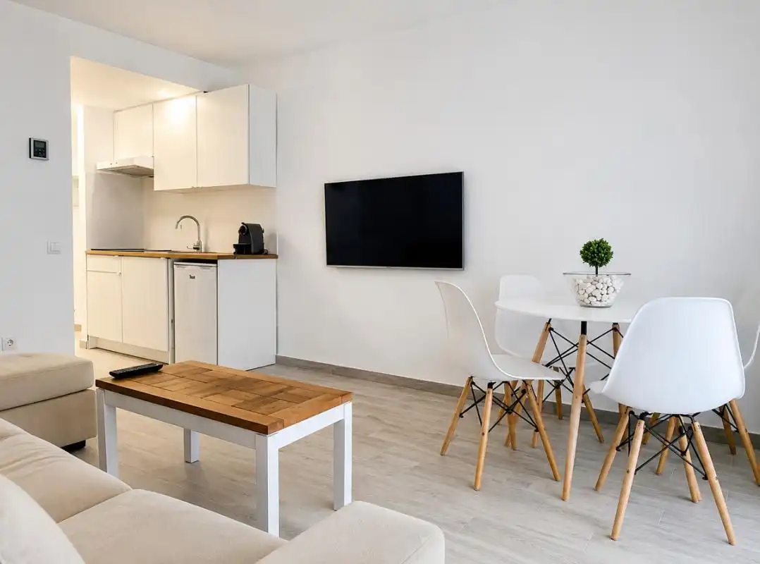 Wohnzimmer von Erdgeschoss zum Verkauf in Santa Eulària des Riu mit Klimaanlage, Heizung und Privatgarten