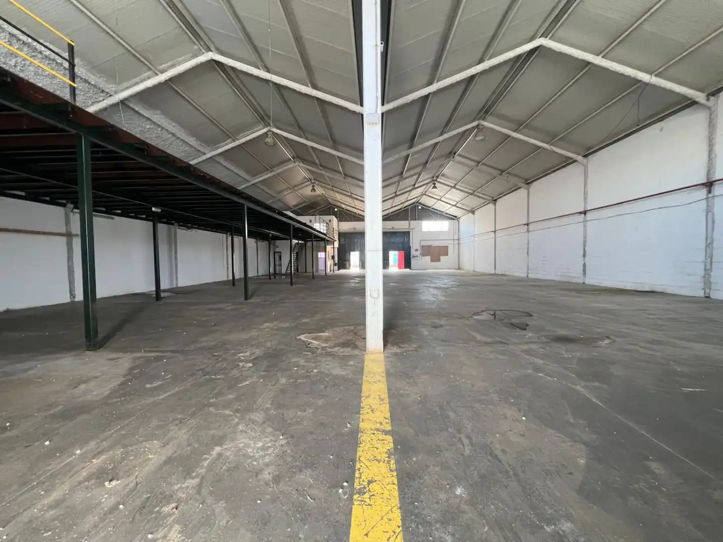 Vista exterior de Nave industrial en venta en Utrera