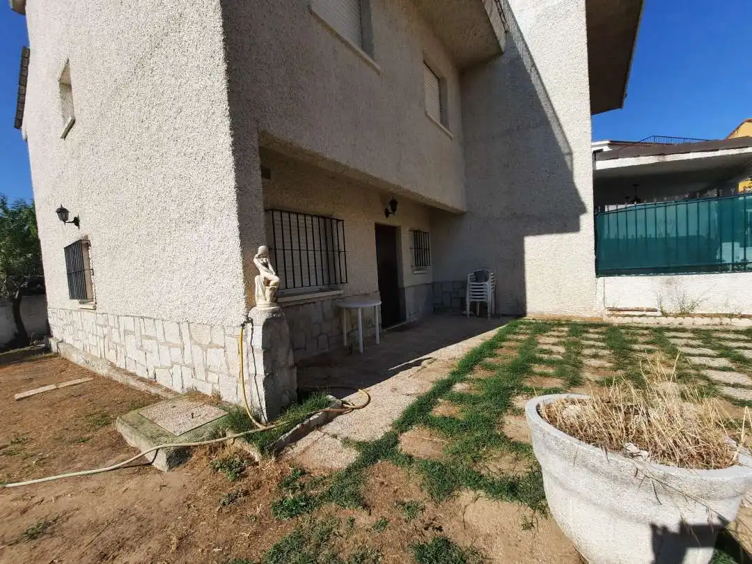 Casa adosada en venta en Hormigos