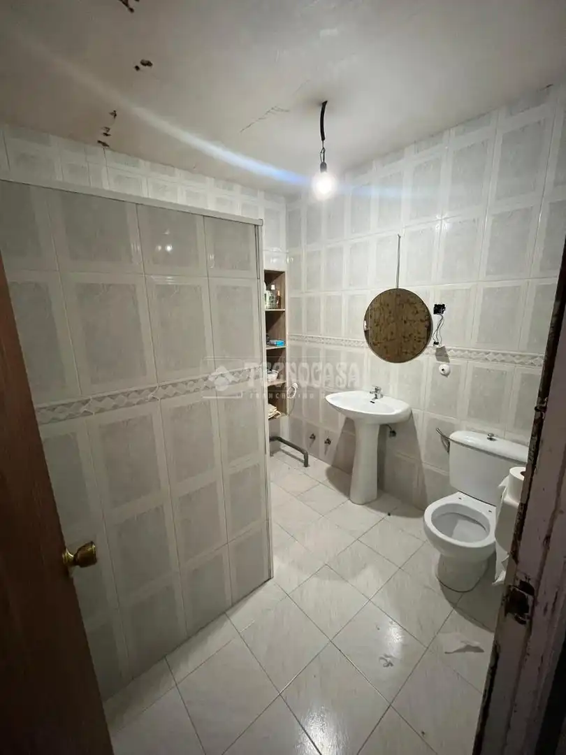 Badezimmer von Einfamilien-Reihenhaus zum Verkauf in Pinos Puente mit Terrasse