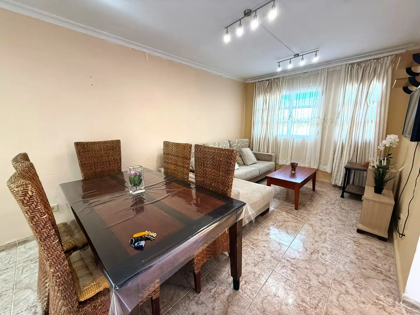 Wohnzimmer von Einfamilien-Reihenhaus zum Verkauf in Pájara mit Privatgarten, Terrasse und Möbliert