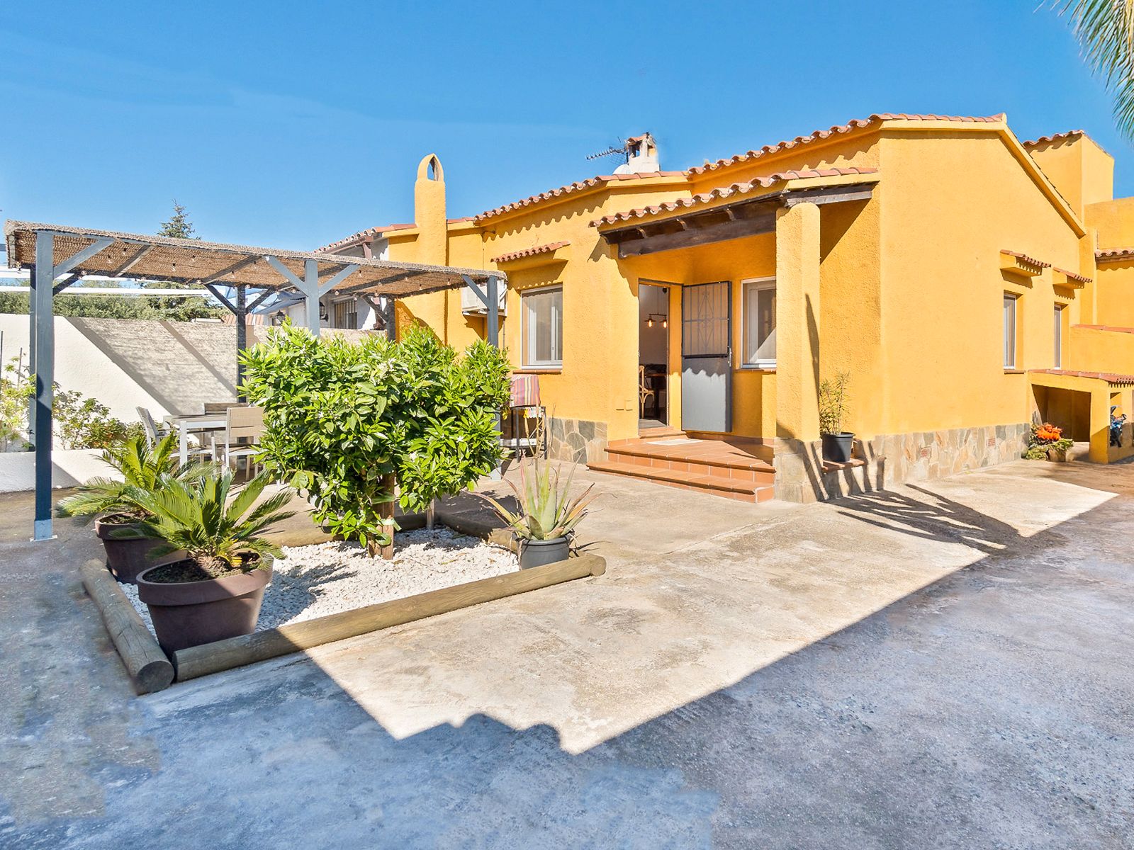 Vista exterior de Casa o xalet en venda en Castelló d'Empúries amb Aire condicionat, Jardí privat i Terrassa