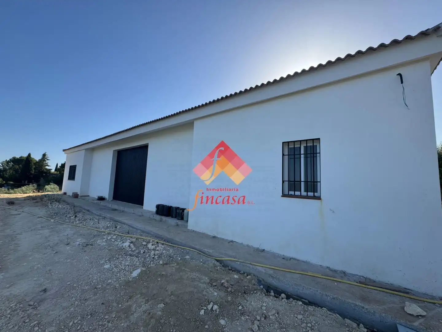 Außenansicht von Fabrikhallen zur Miete in Ronda