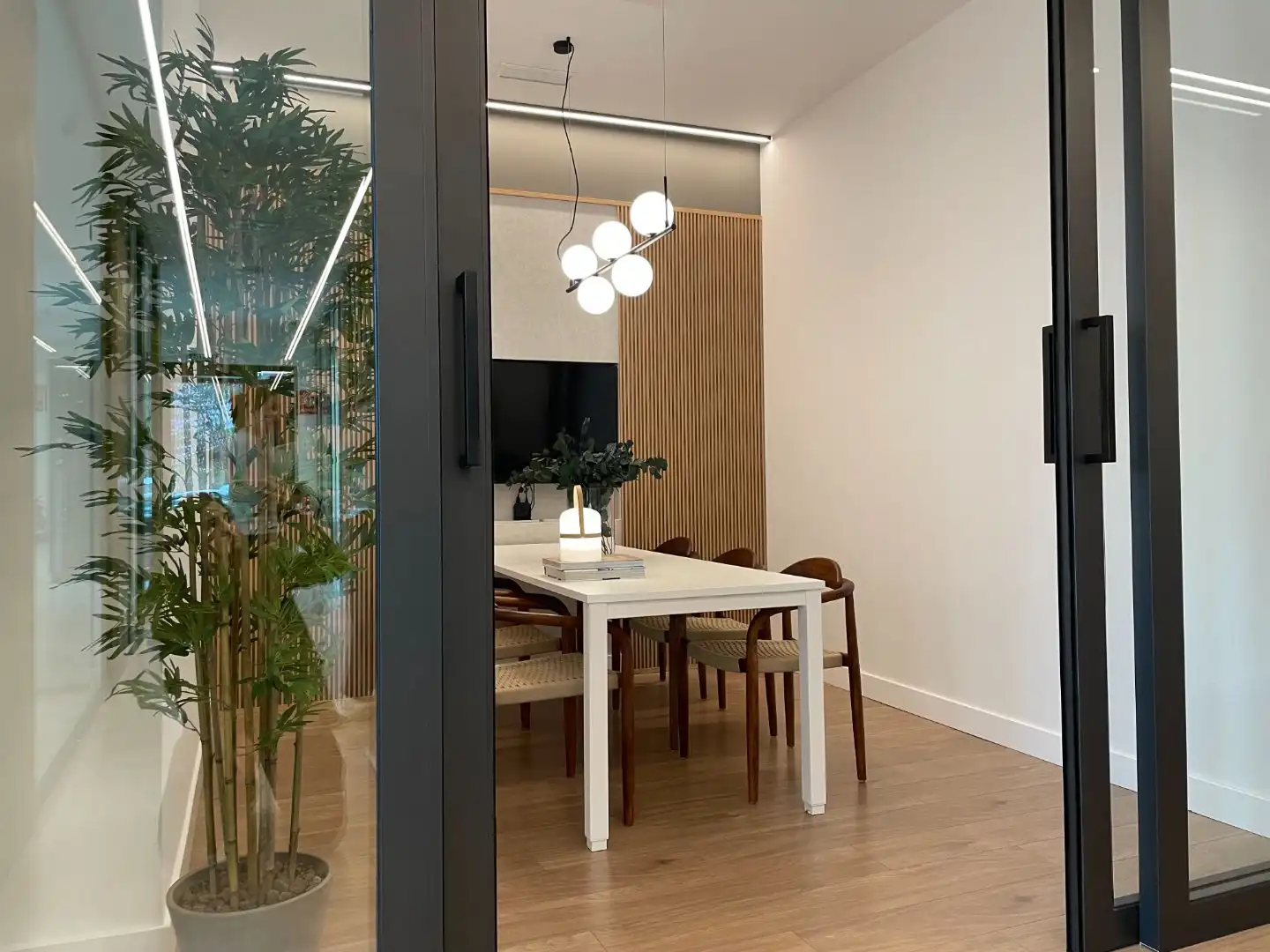 Esszimmer von Büro zur Miete in Santiago de Compostela  mit Klimaanlage, Heizung und Möbliert