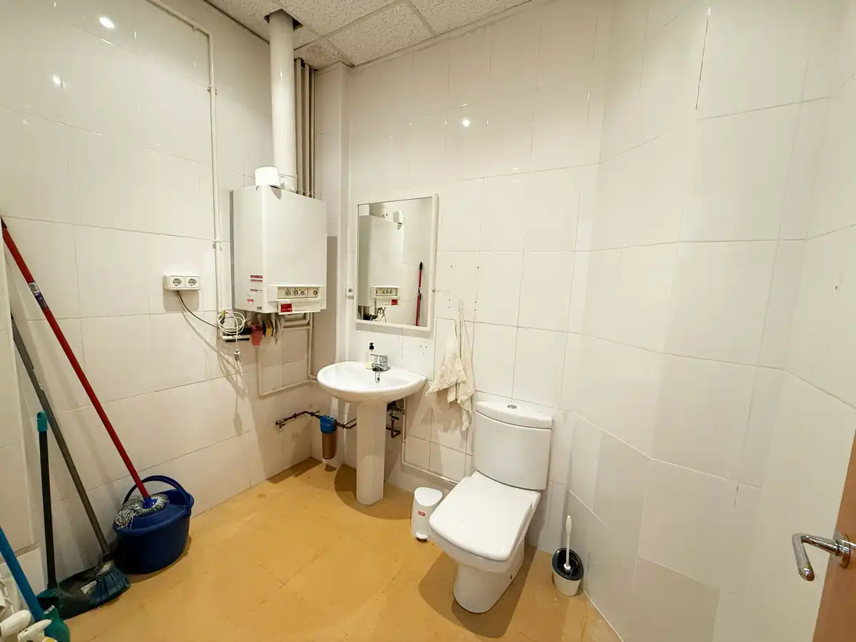 Baño de Local de alquiler en Sant Esteve Sesrovires con Aire acondicionado y Calefacción