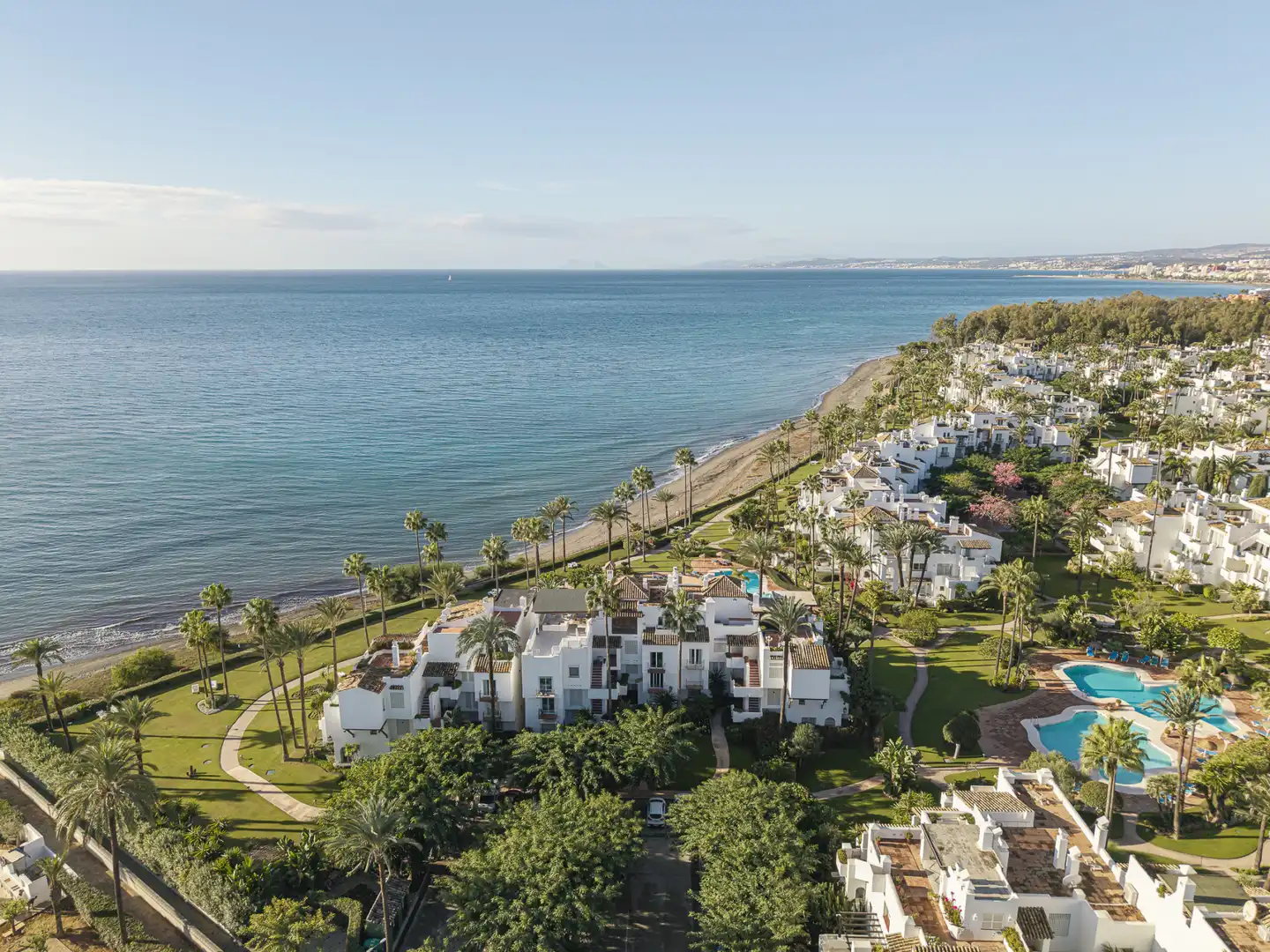 Vista exterior de Planta baixa en venda en Estepona amb Aire condicionat, Calefacció i Jardí privat