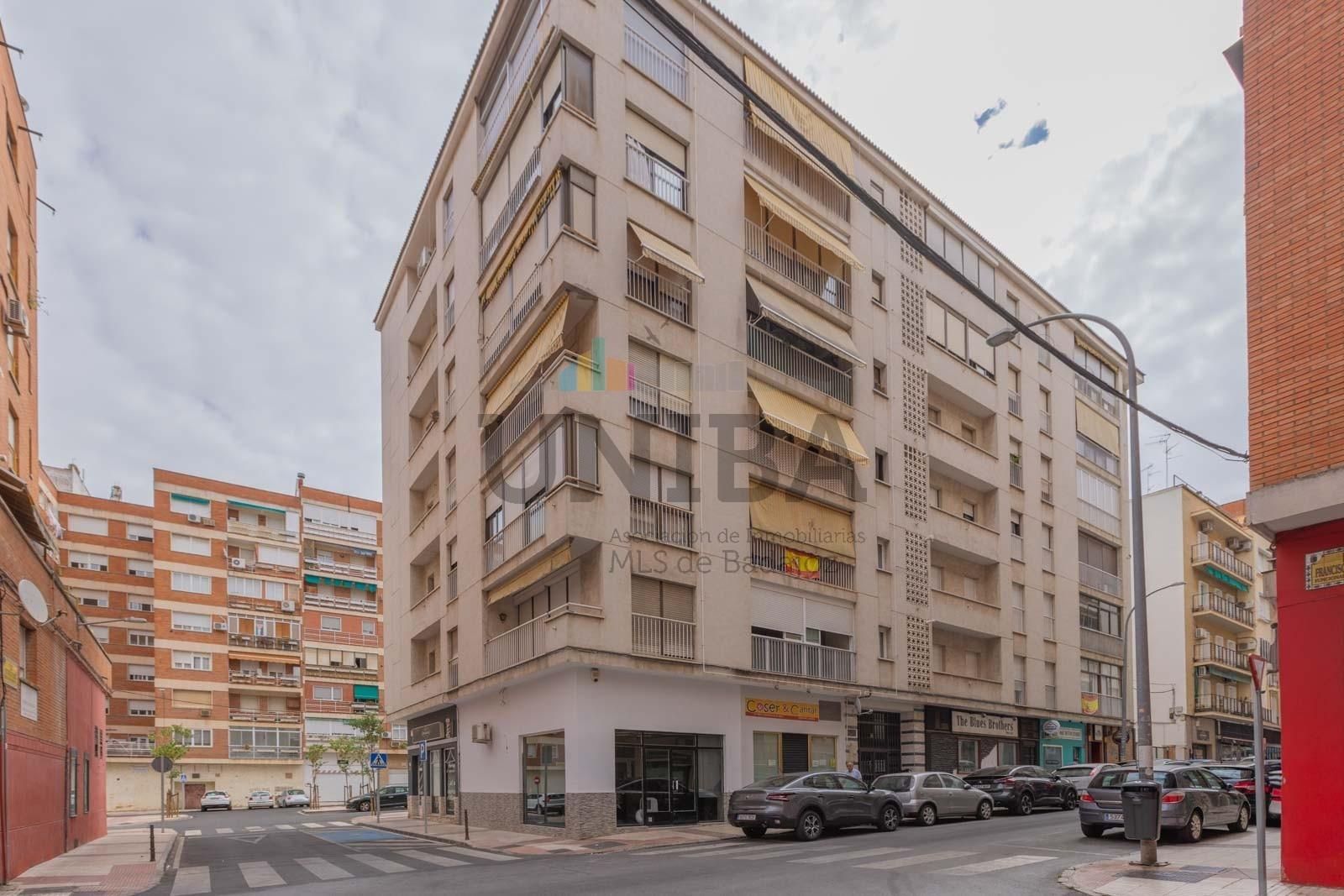 Vista exterior de Pis en venda en Badajoz Capital amb Terrassa i Balcó