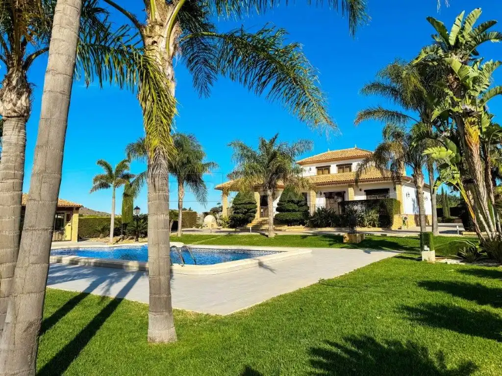 Vista exterior de Casa o xalet en venda en Orihuela amb Aire condicionat, Jardí privat i Traster