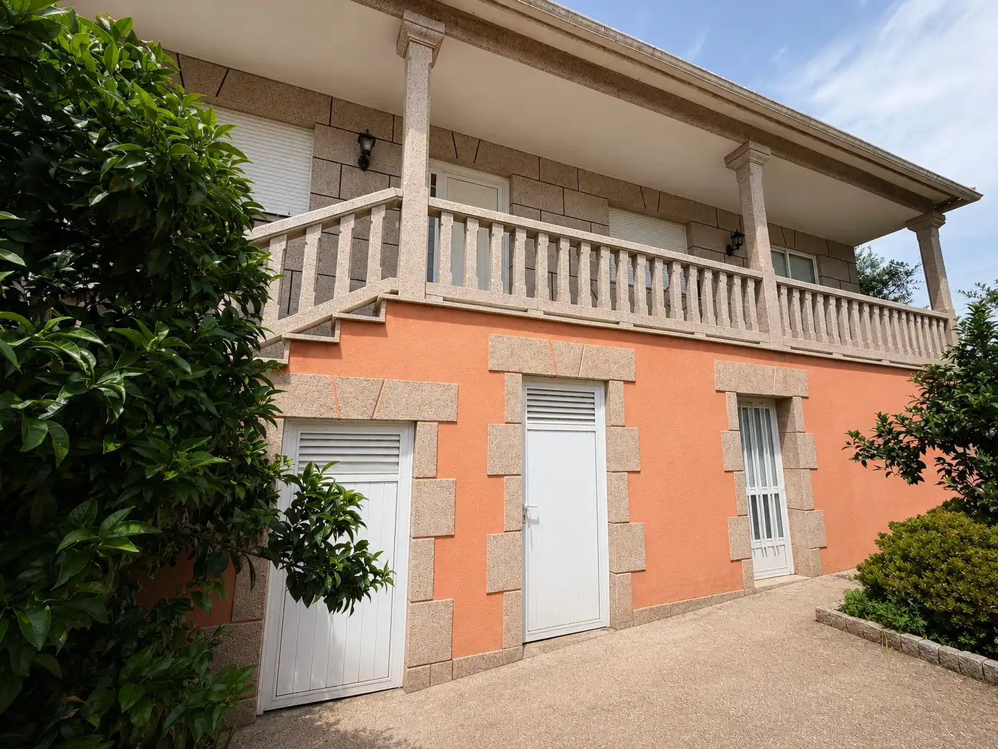 Vista exterior de Casa o xalet en venda en A Cañiza   amb Calefacció, Jardí privat i Parquet