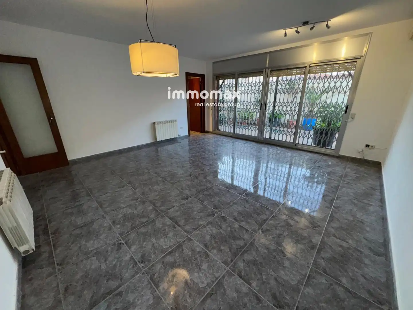 Vista exterior de Casa o xalet en venda en Cornellà de Llobregat amb Calefacció i Traster