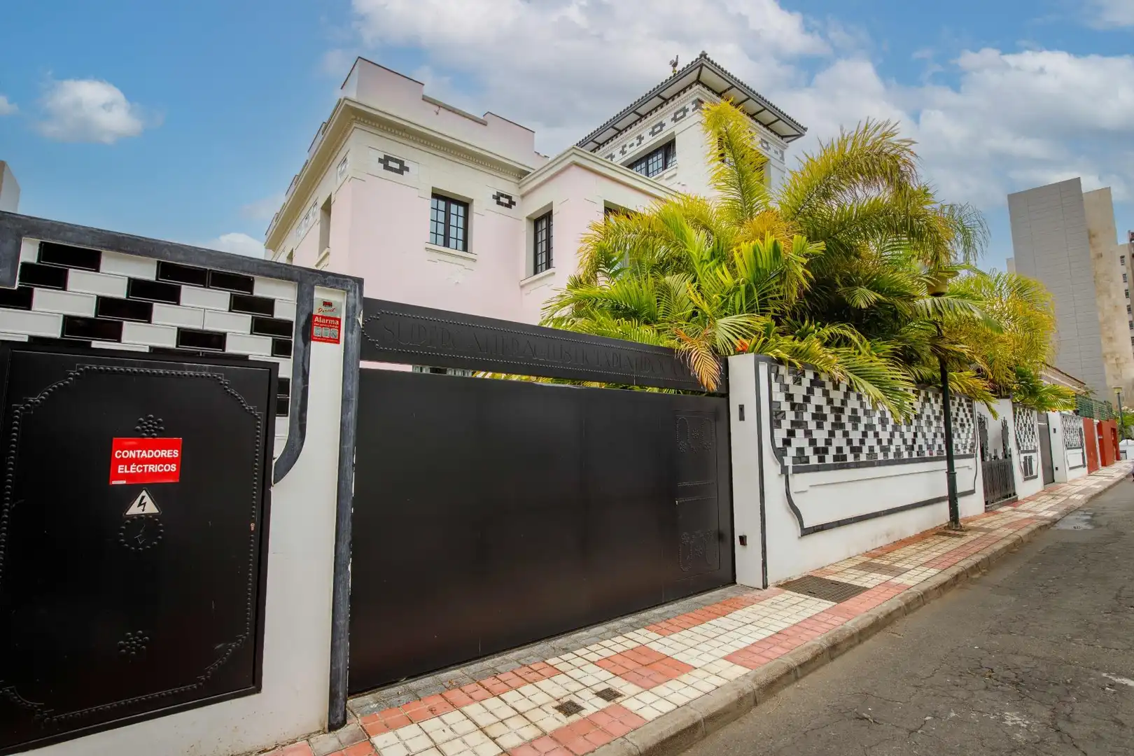 Vista exterior de Casa o xalet en venda en Las Palmas de Gran Canaria amb Jardí privat, Terrassa i Traster