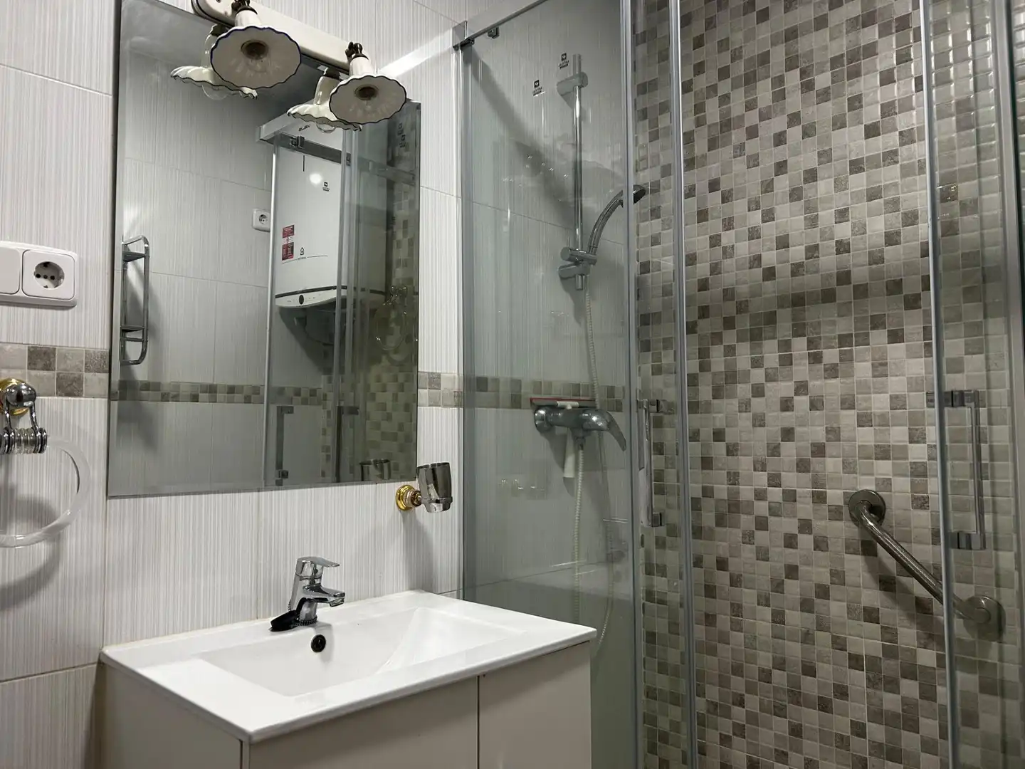 Bany de Apartament de lloguer en Madrid amb Aire condicionat i Calefacció