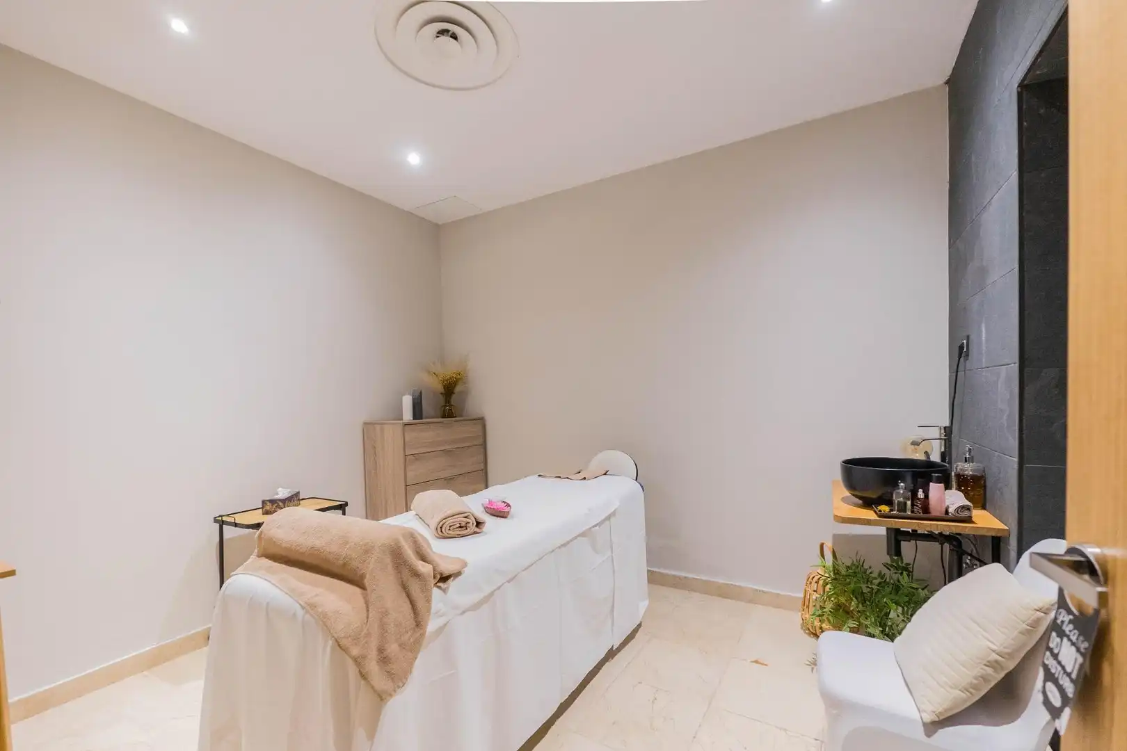 Bedroom of Flat for sale in Benahavís  with Air Conditioner, Heating and Private garden
