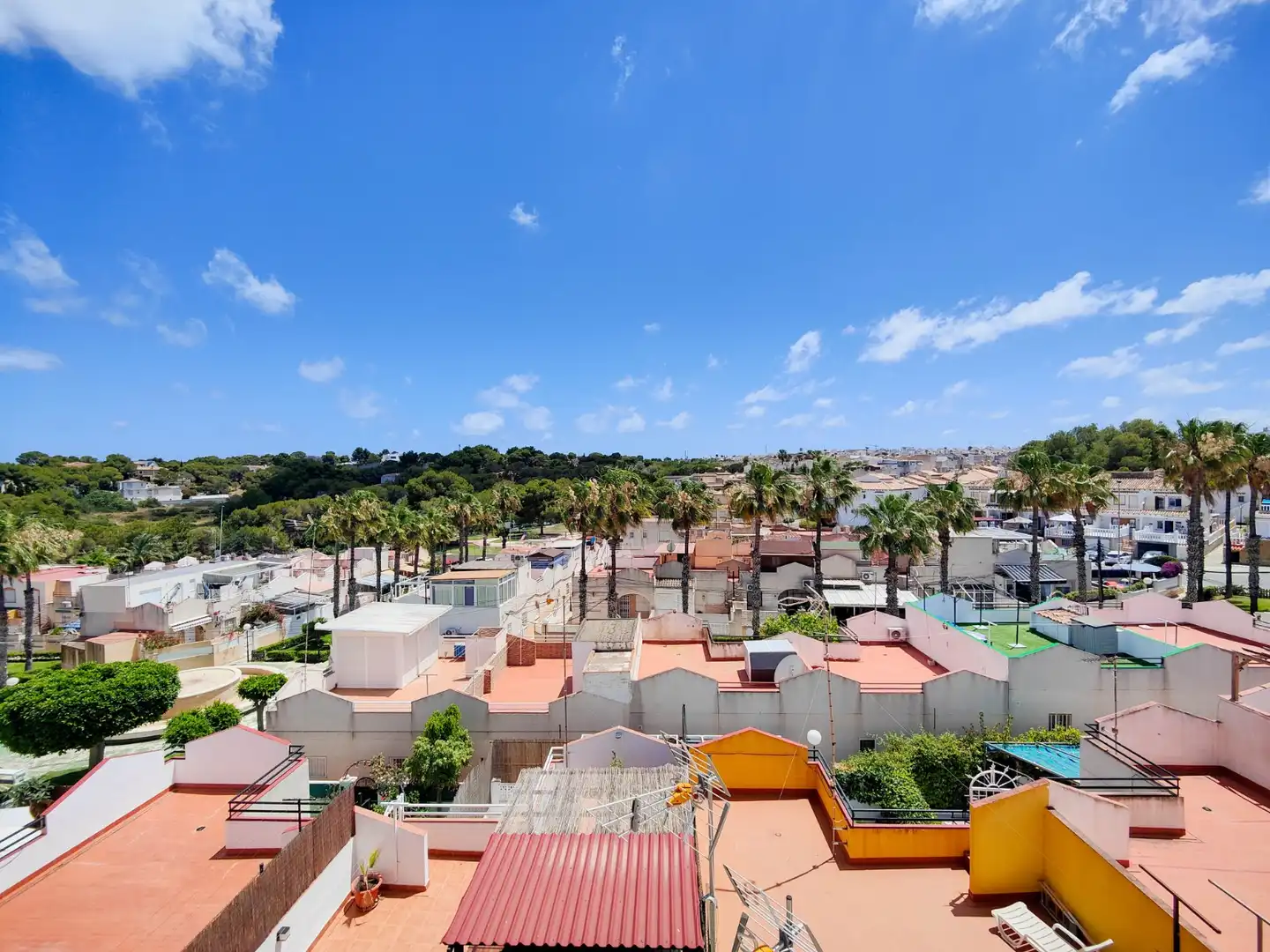 Außenansicht von Einfamilien-Reihenhaus zum Verkauf in Torrevieja mit Klimaanlage, Privatgarten und Terrasse