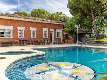 Villa con piscina in vendita a El Camí de Rubió 18