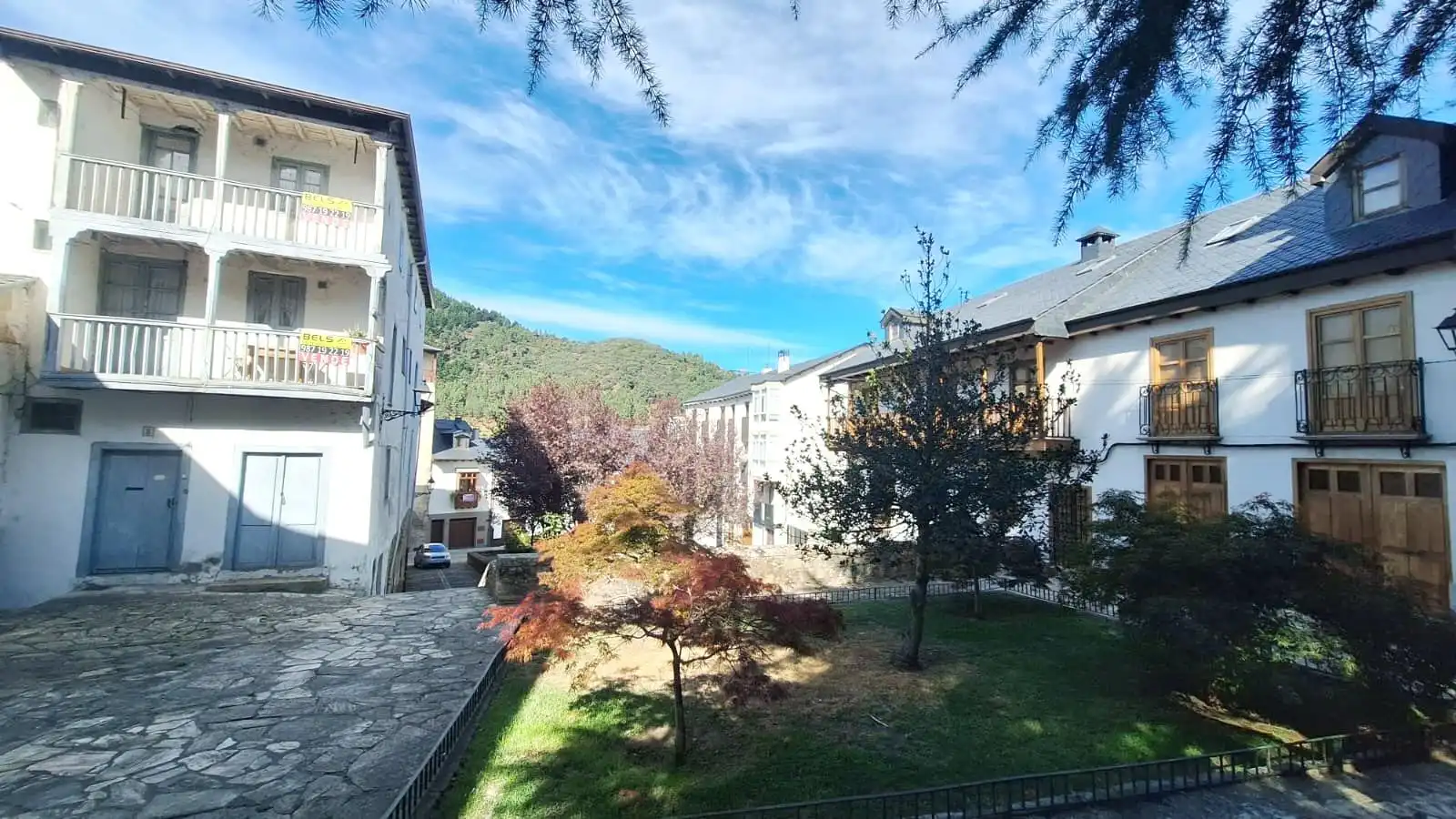 Vista exterior de Edifici en venda en Villafranca del Bierzo, León