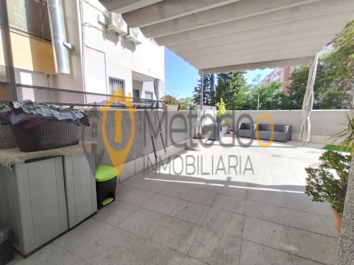 Vista exterior de Piso en venta en Sevilla con Aire acondicionado, Calefacción y Jardín privado