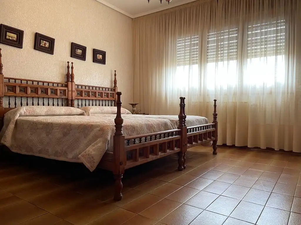 Dormitori de Casa o xalet en venda en Castañares de Rioja amb Calefacció, Jardí privat i Parquet