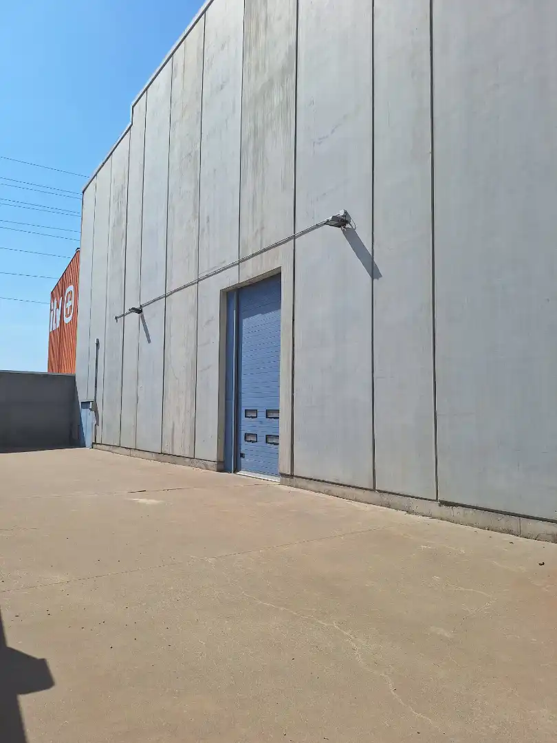 Vista exterior de Nau industrial en venda en Getafe amb Alarma