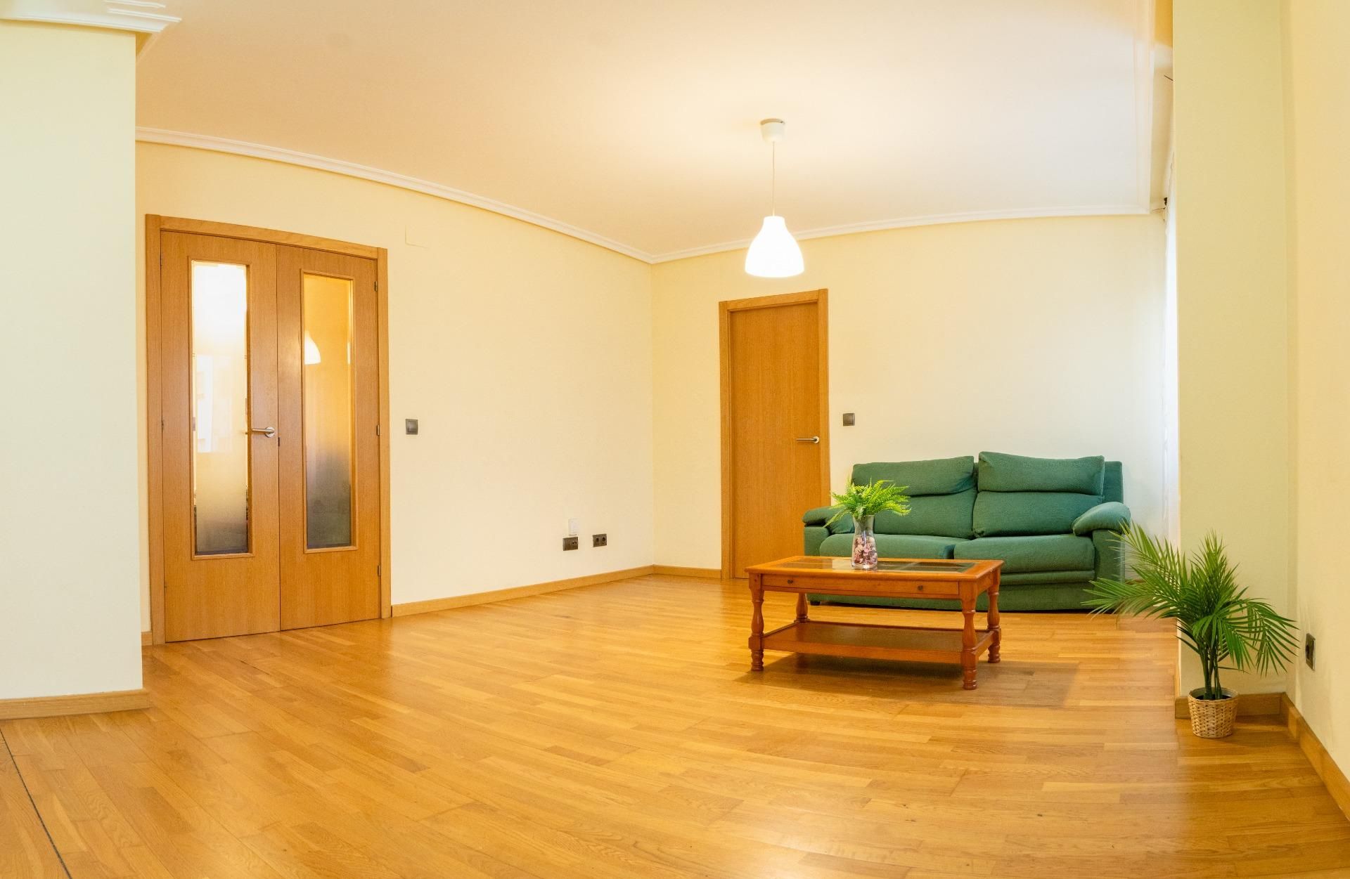 Sala d'estar de Apartament en venda en Oviedo  amb Calefacció, Parquet i Moblat