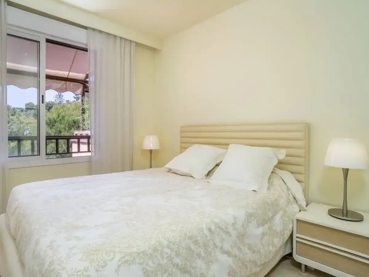 Dormitori de Apartament en venda en Marbella amb Aire condicionat i Piscina