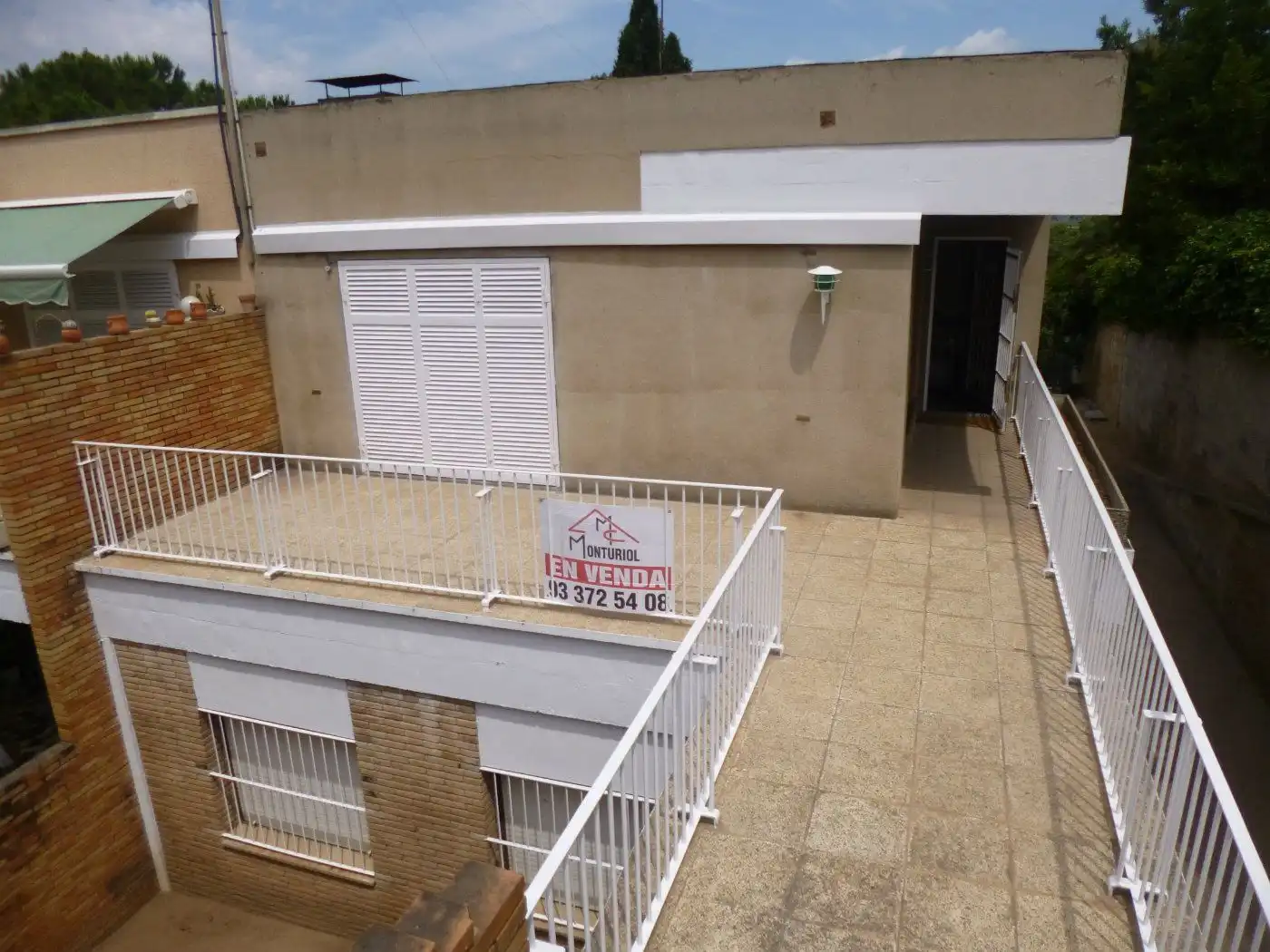 Vista exterior de Casa adosada en venda en Sant Just Desvern amb Calefacció i Terrassa