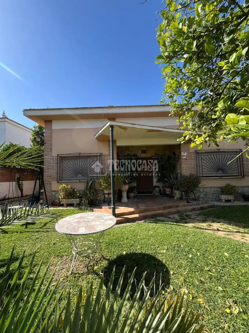 Vista exterior de Casa o chalet en venta en Mairena del Alcor con Aire acondicionado, Calefacción y Piscina comunitaria