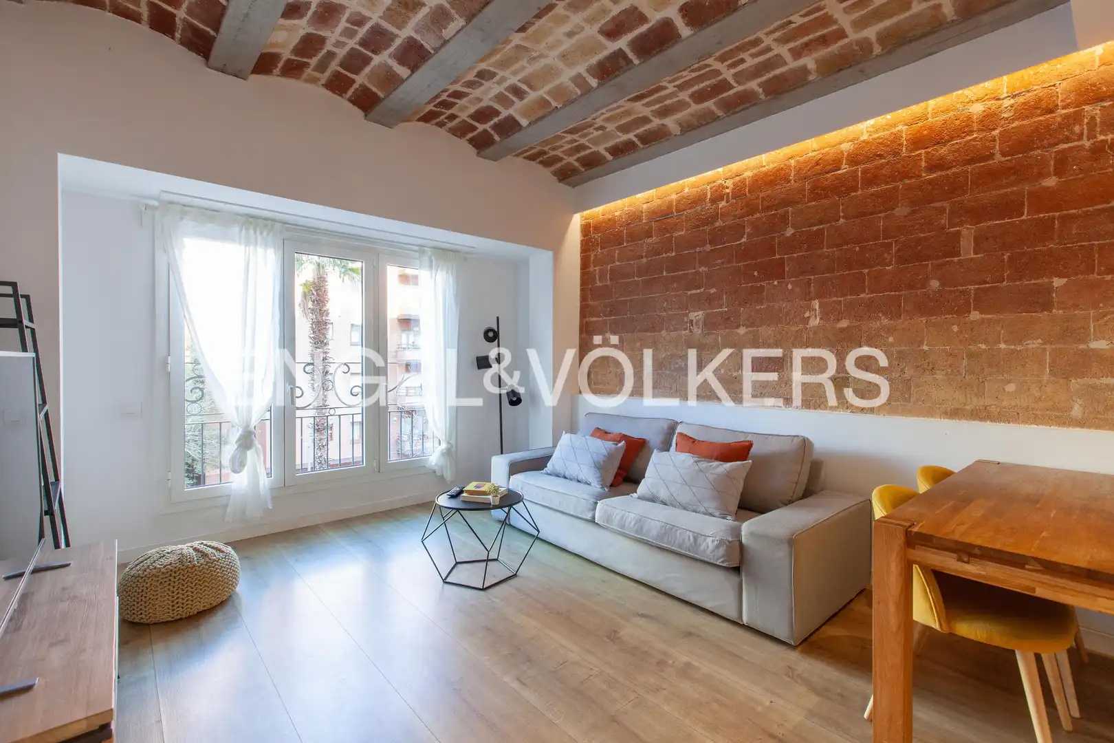 Wohnzimmer von Wohnung zum Verkauf in Barcelona mit Klimaanlage, Heizung und Privatgarten