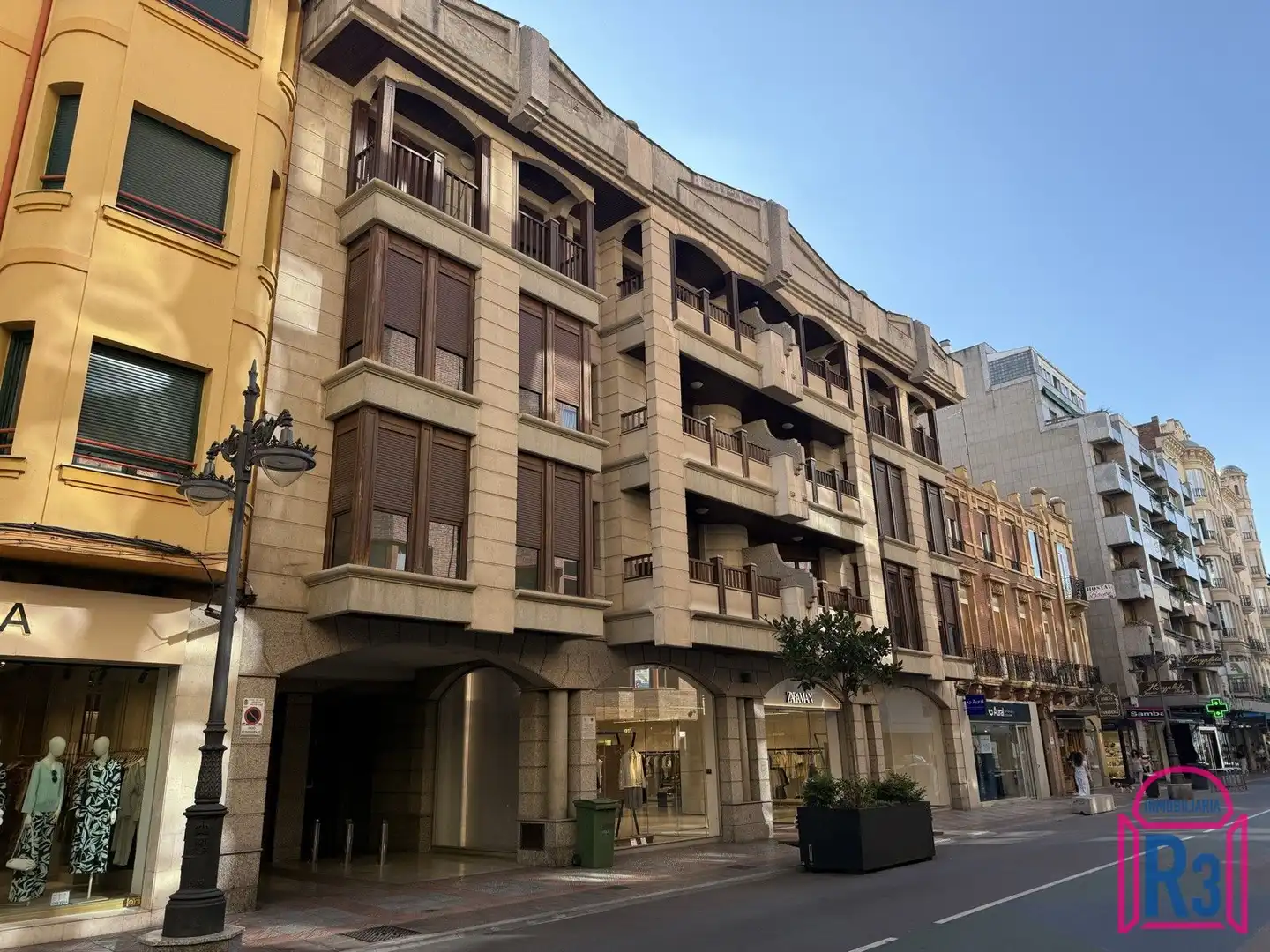 Vista exterior de Dúplex de lloguer en León Capital  amb Aire condicionat, Calefacció i Terrassa