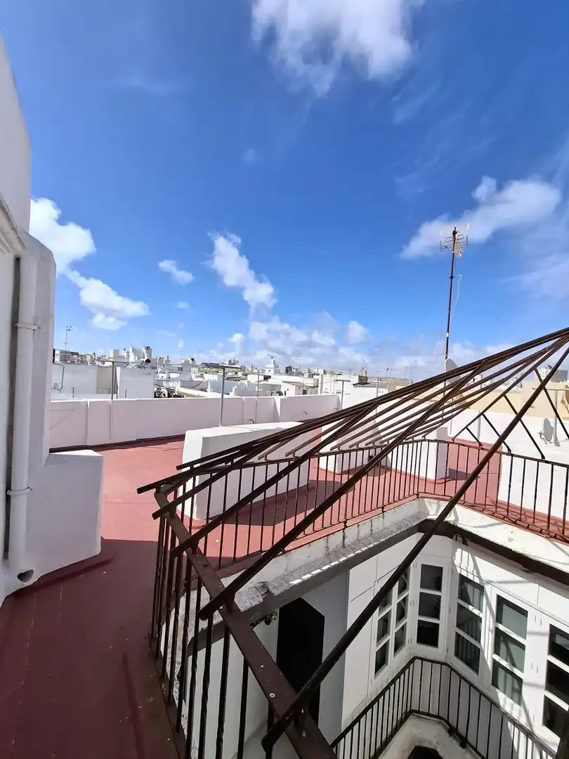 Vista exterior de Piso en venta en Cádiz con Amueblado y Balcón