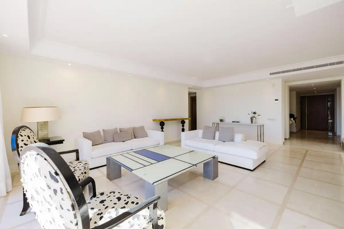 Sala d'estar de Dúplex en venda en Estepona amb Aire condicionat, Calefacció i Jardí privat
