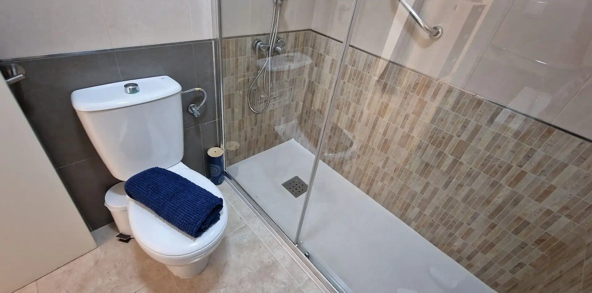 Baño de Apartamento de alquiler en Torrevieja con Balcón y Internet