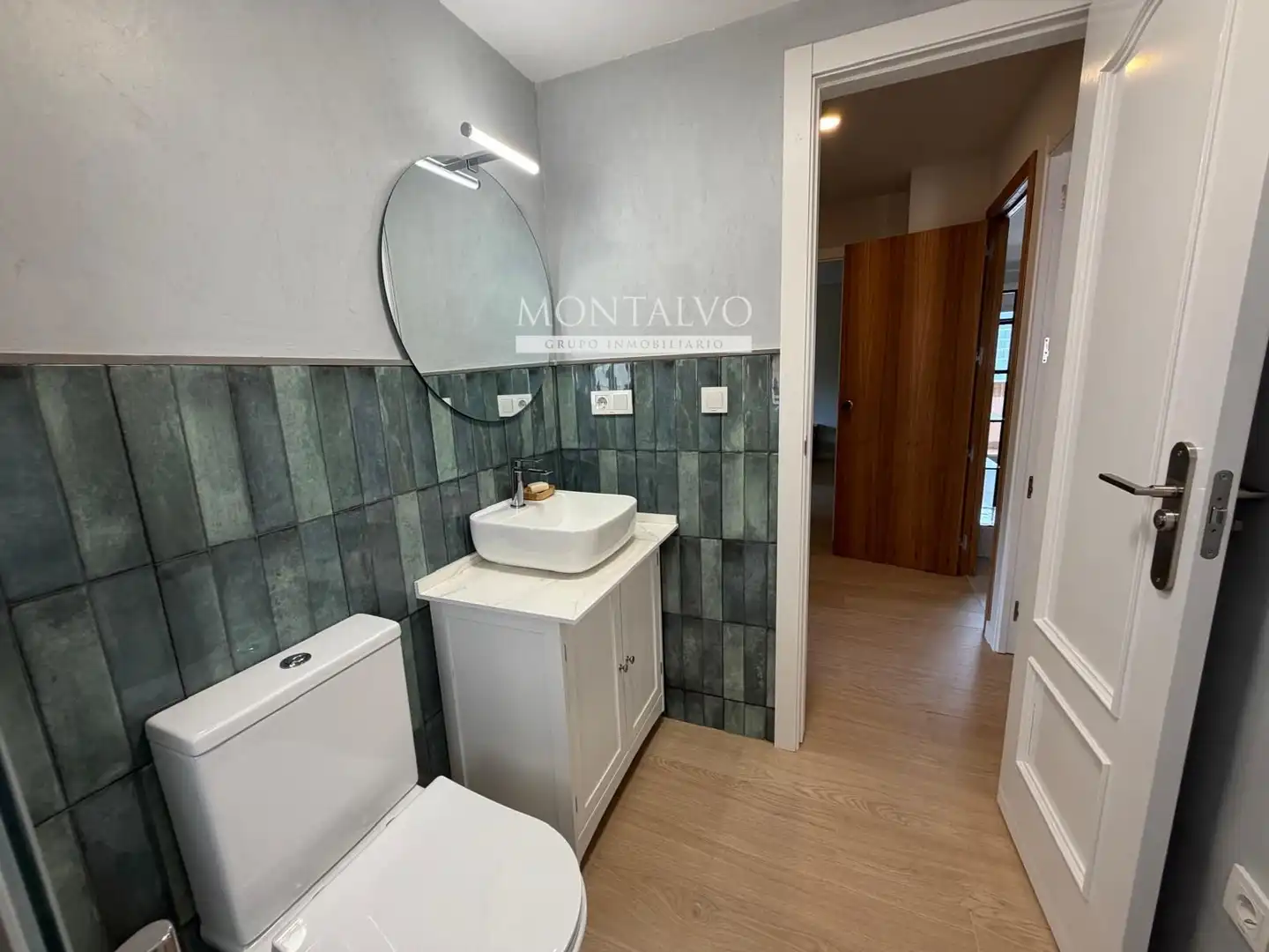 Baño de Piso de alquiler en Granada con Lavadora, Microondas y TV