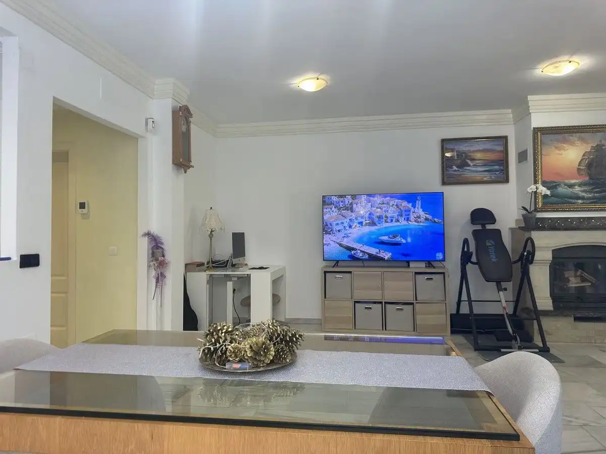 Sala d'estar de Casa o xalet en venda en Mijas amb Aire condicionat, Jardí privat i Terrassa