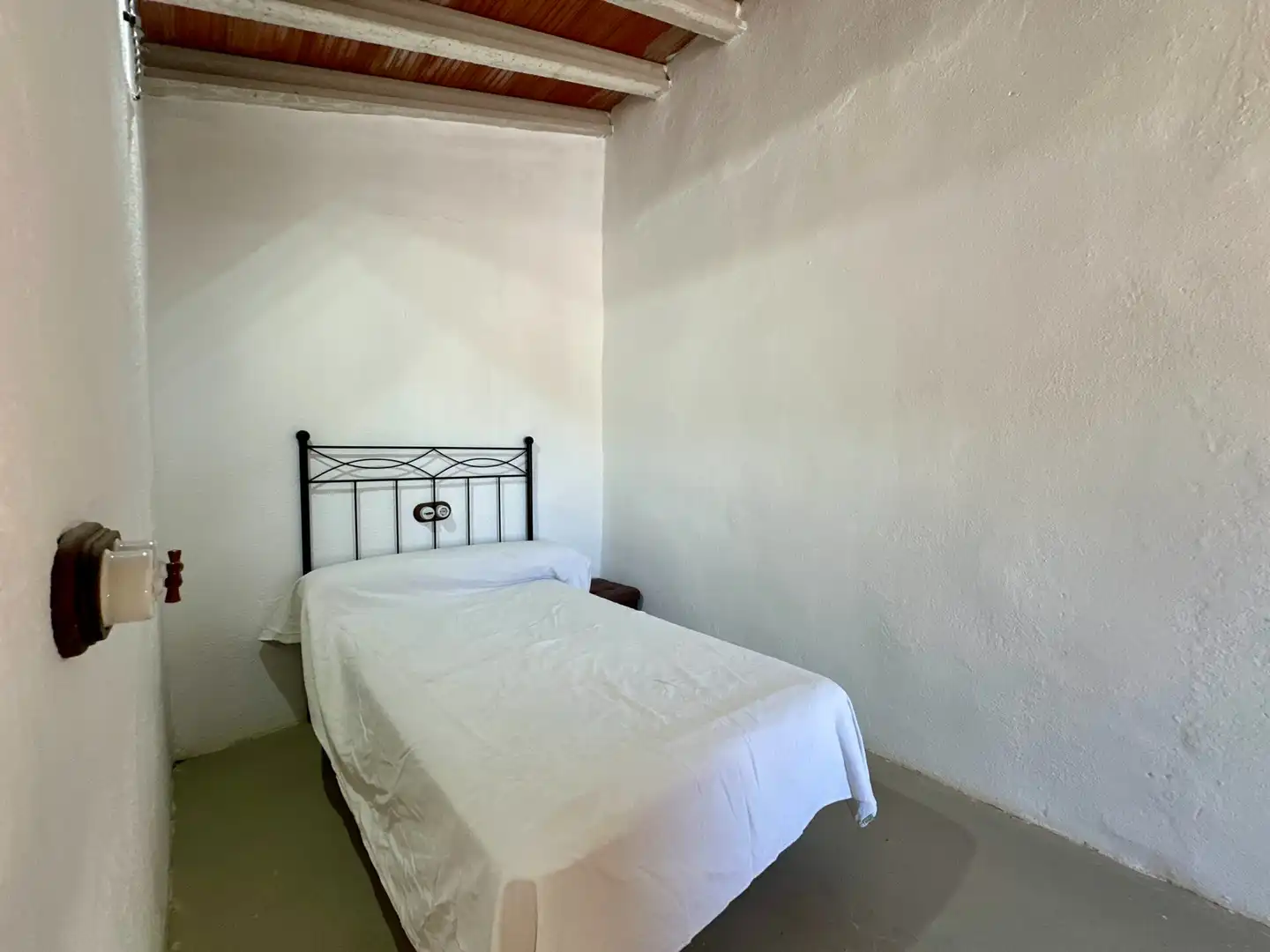 Dormitori de Finca rústica en venda en Sierro amb Aire condicionat, Calefacció i Jardí privat