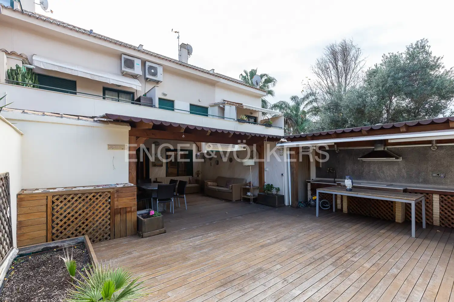Terrasse von Einfamilien-Reihenhaus zum Verkauf in  Valencia Capital mit Klimaanlage, Heizung und Privatgarten