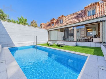 Adosado con balcón en venta en Calle Cangas de Onís 8
