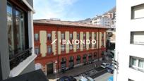 Vista exterior de Pis en venda en Eibar amb Balcó