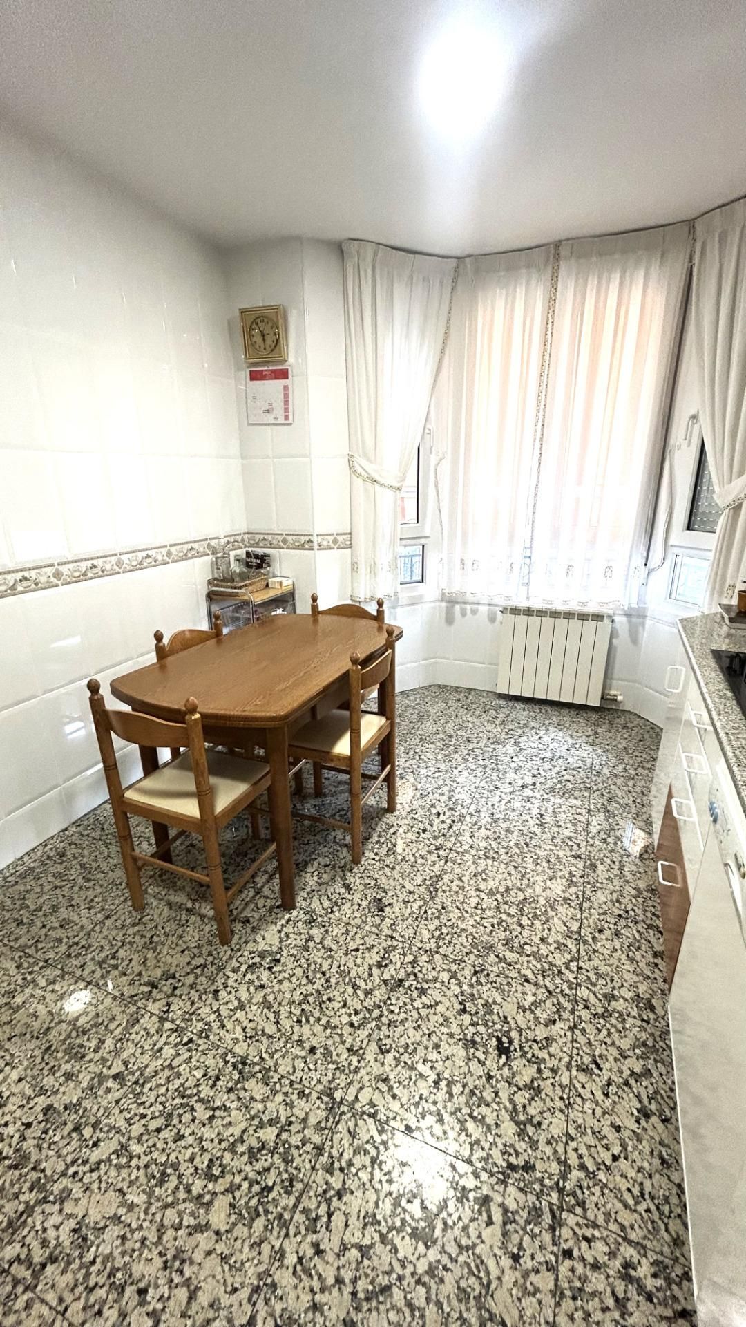 Menjador de Casa adosada en venda en Cistérniga amb Calefacció, Jardí privat i Terrassa