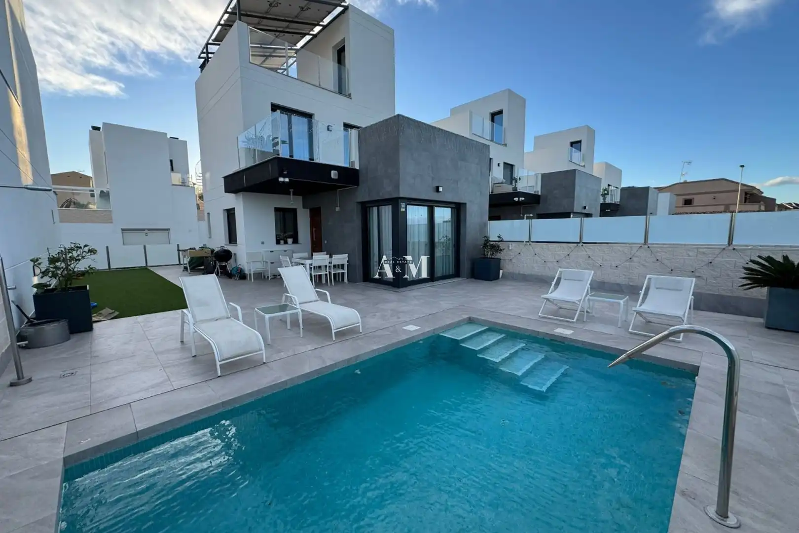 Chalet con terraza en venta en Los Balcones - Los Altos