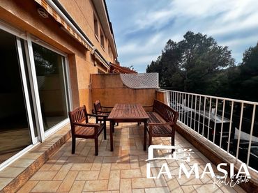 Terraced house with pool for sale in Les Botigues de Sitges